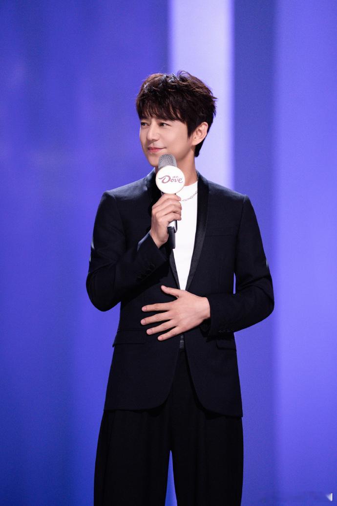 那英一句“没有结论”打懵何炅，何炅急的在嘴里炒了一桌菜，肉眼可见的慌乱却没乱了阵