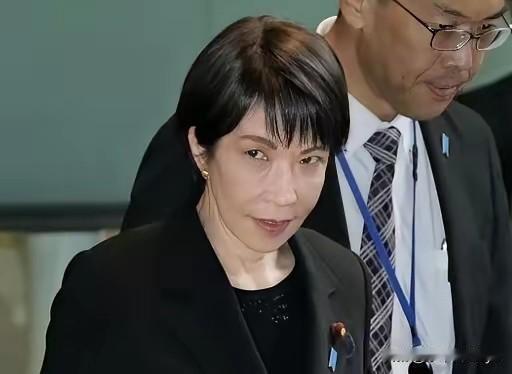 “表面强化、实则裂痕加深” 的特点。她的对美政策以史无前例的经济让步和“谄媚”姿