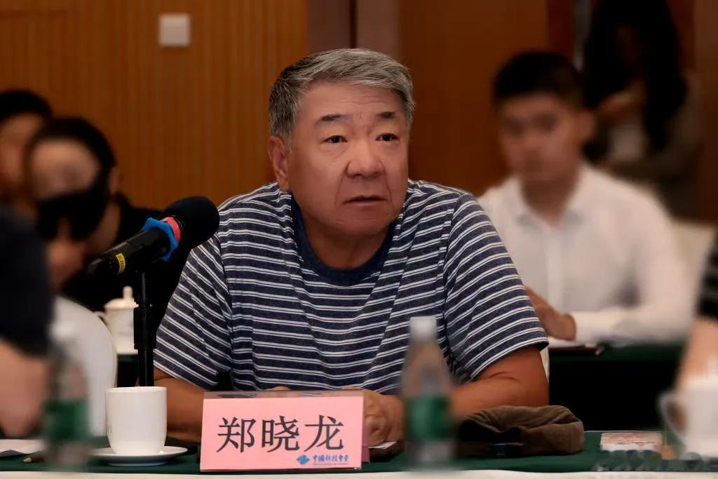 一查吓一跳，导演郑晓龙才是那个最牛的人。  
1 1990年，他是《渴望》制片人