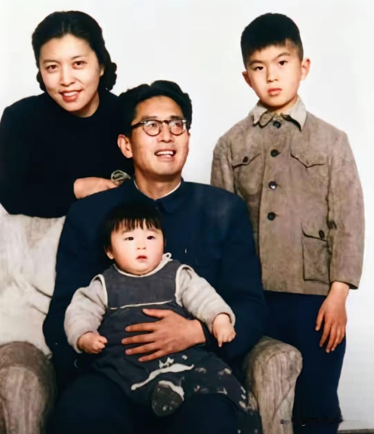1955年，乔冠华和龚澎一家拍下了这张温馨的全家福。
乔冠华戴着眼镜，身着深色上