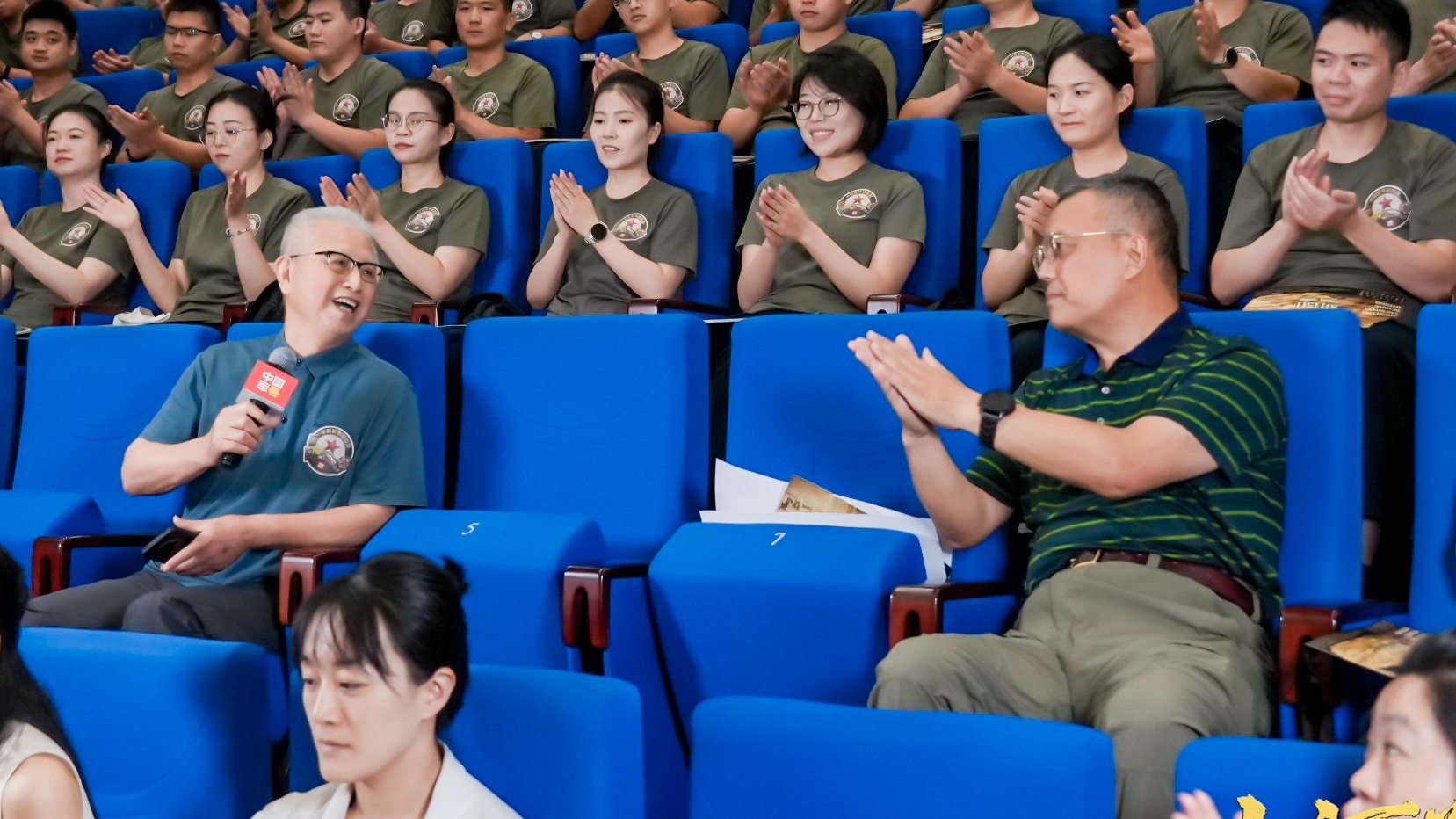 山河为证致敬14年抗战伟大胜利 这是为精彩发言的原总政治部干休所88岁老战士鼓掌