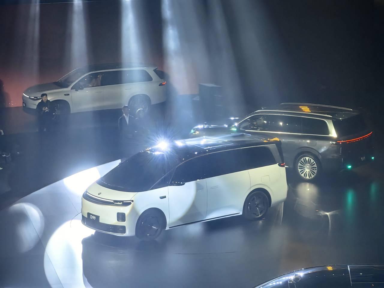 零跑终于出MPV
千盼万盼，总算把零跑的MPV给盼到了，我个人审美来看，这款D9