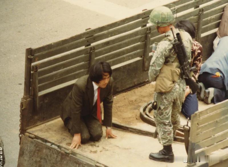 韩国光州事件，一名平民跪在韩国伞兵面前