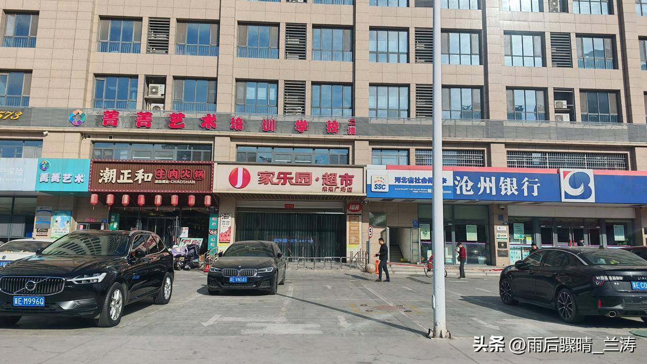 自从疫情过后，实体经济仿佛被按下了“慢放键”，往昔的热闹景象一去不复返。从前人山