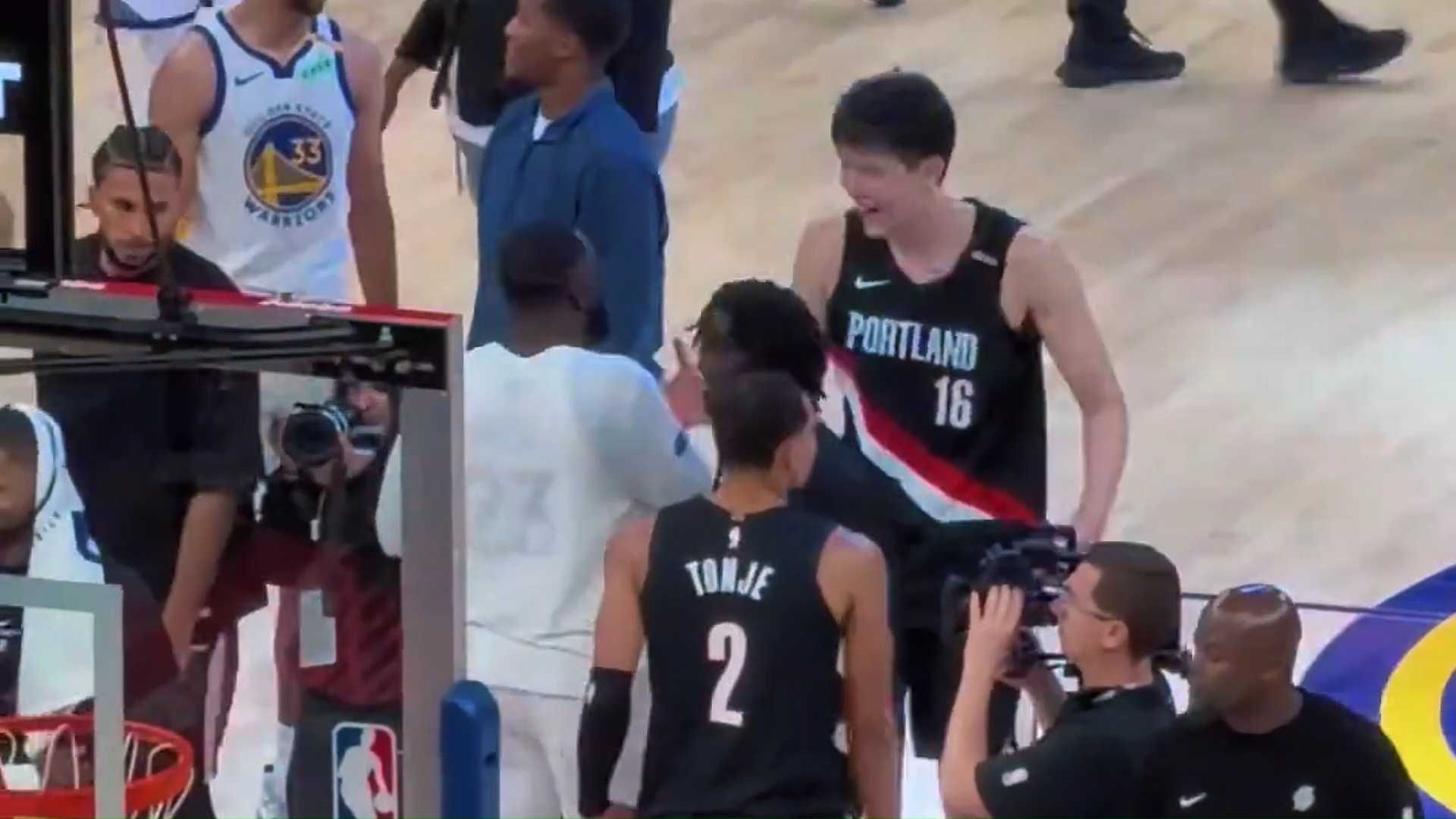 真社牛！杨瀚森与勇士众将致意还等追梦握手，一年前赛后无人理他