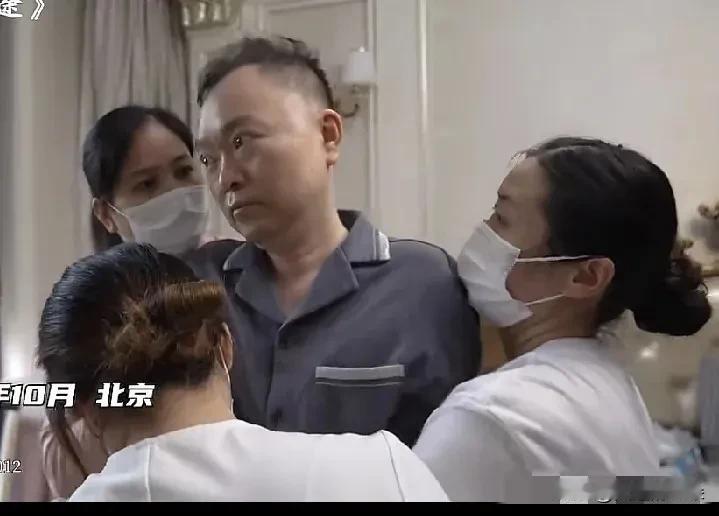 蔡磊的老婆段睿此时此刻的笑，

大概是这六年来最从容的一次。

蔡磊这场拿命做赌