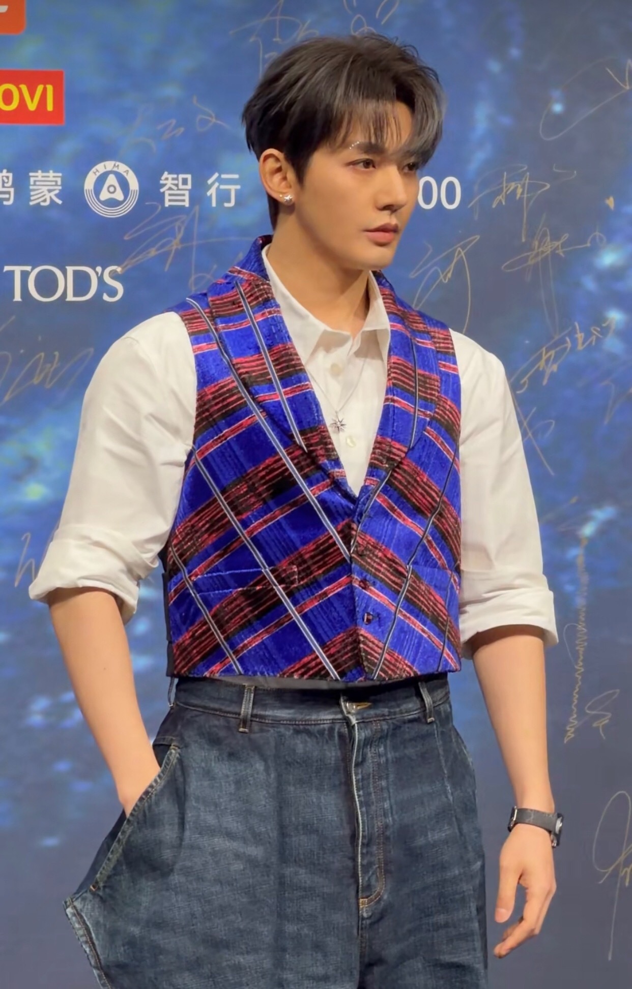 邓为微博之夜红毯造型🈶️随便穿个小马甲都这么帅微博之夜红毯* 邓为完全行走的衣