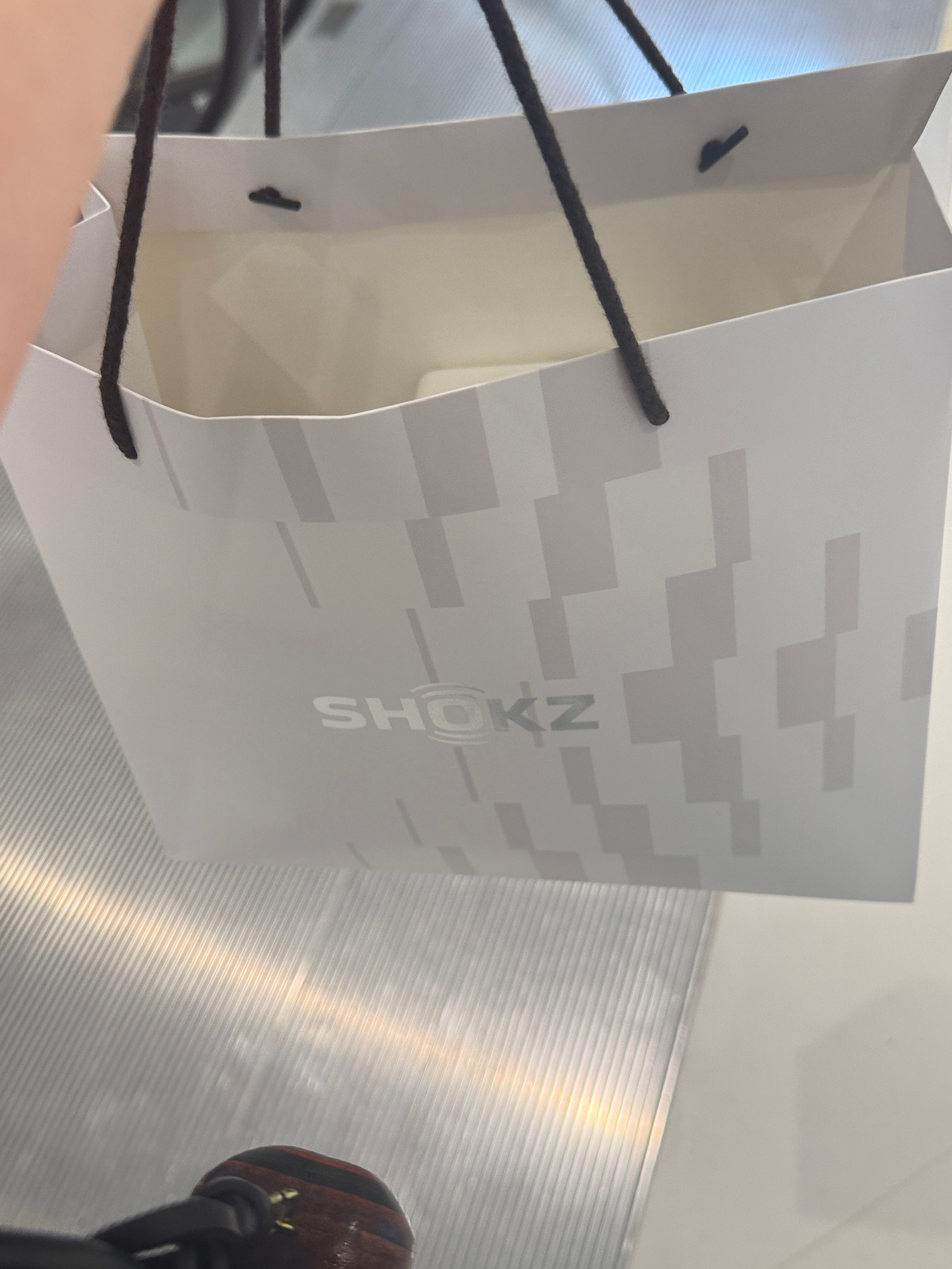 有一部分专柜已经很人性化了。在商场想马上买走。我问店员，你们旗舰店要便宜一点，可