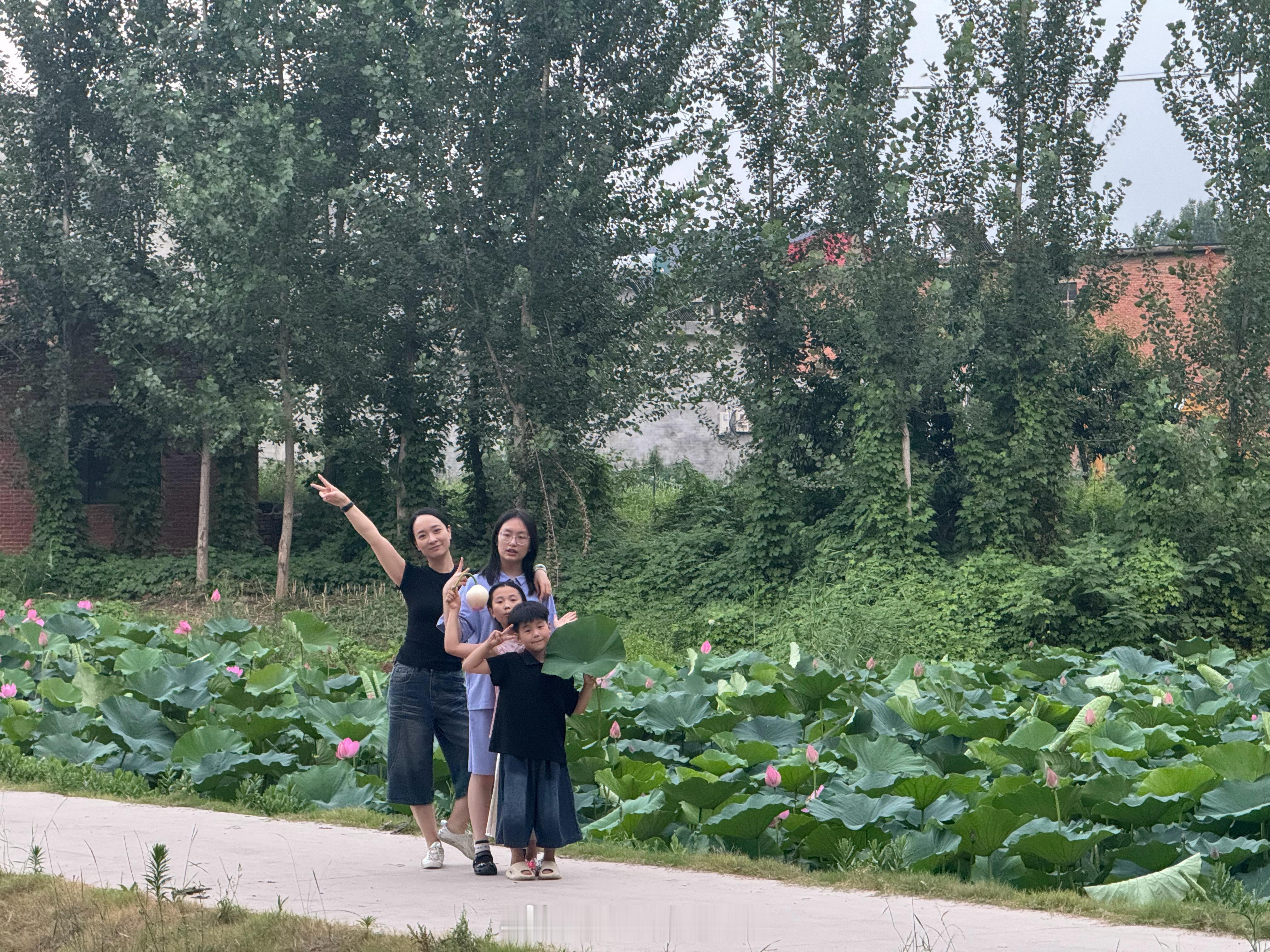 忙碌的一早送了大小姐去上学 买了菜到家拖地 洗衣服 吃上饭了今日的水分补充我的美