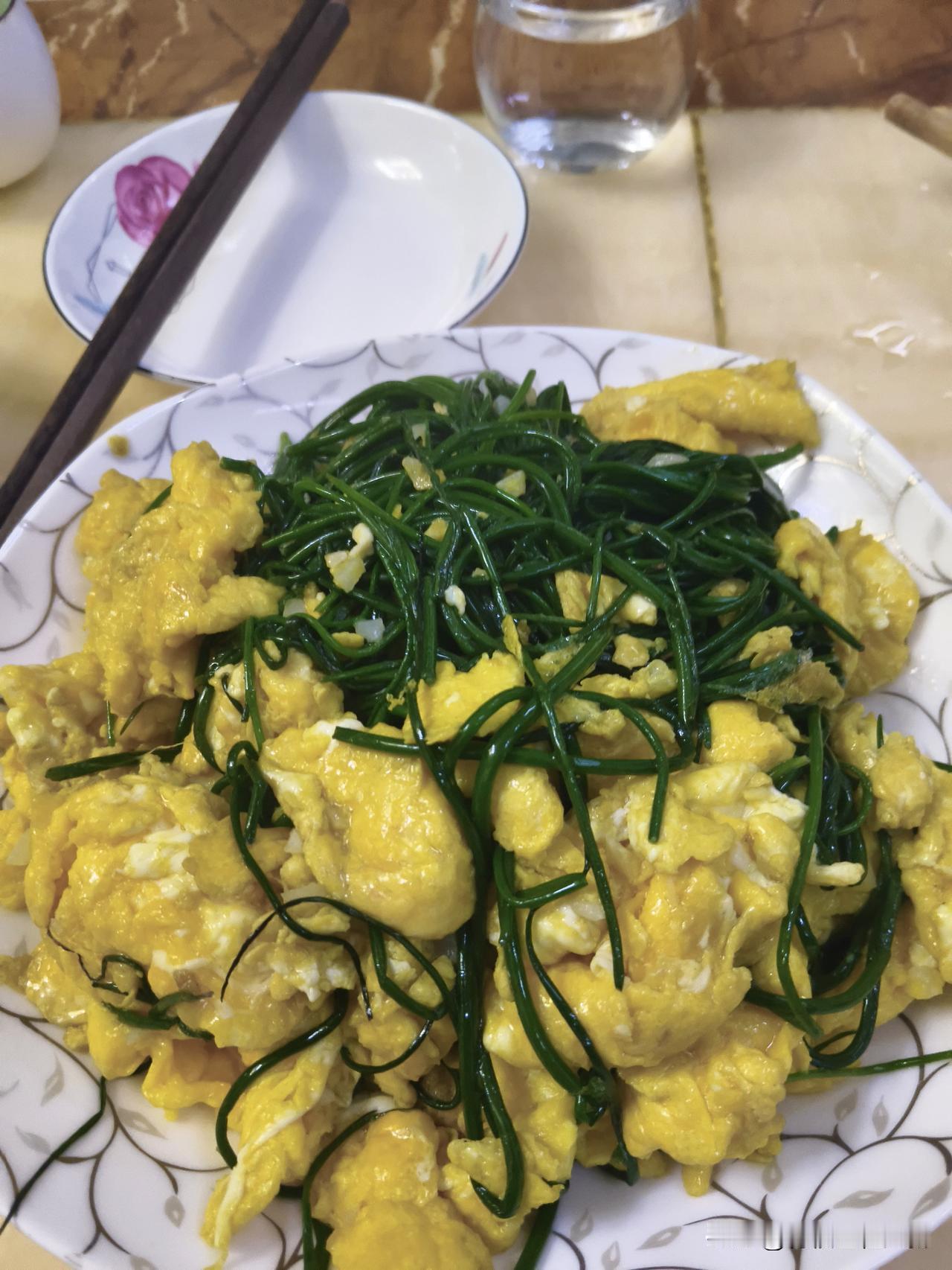 朋友夸口——让我猜一年，也猜不出，炒鸡蛋用的什么菜！我看了看，圆根像黄菜，但细长