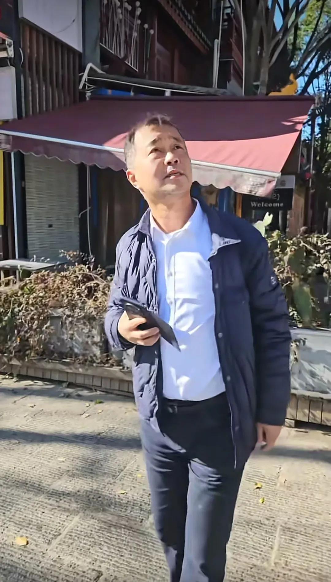 曾经在上海流浪的一个男的叫沈魏
后来经过了许多常人不知的情况
前几年结束了流浪的