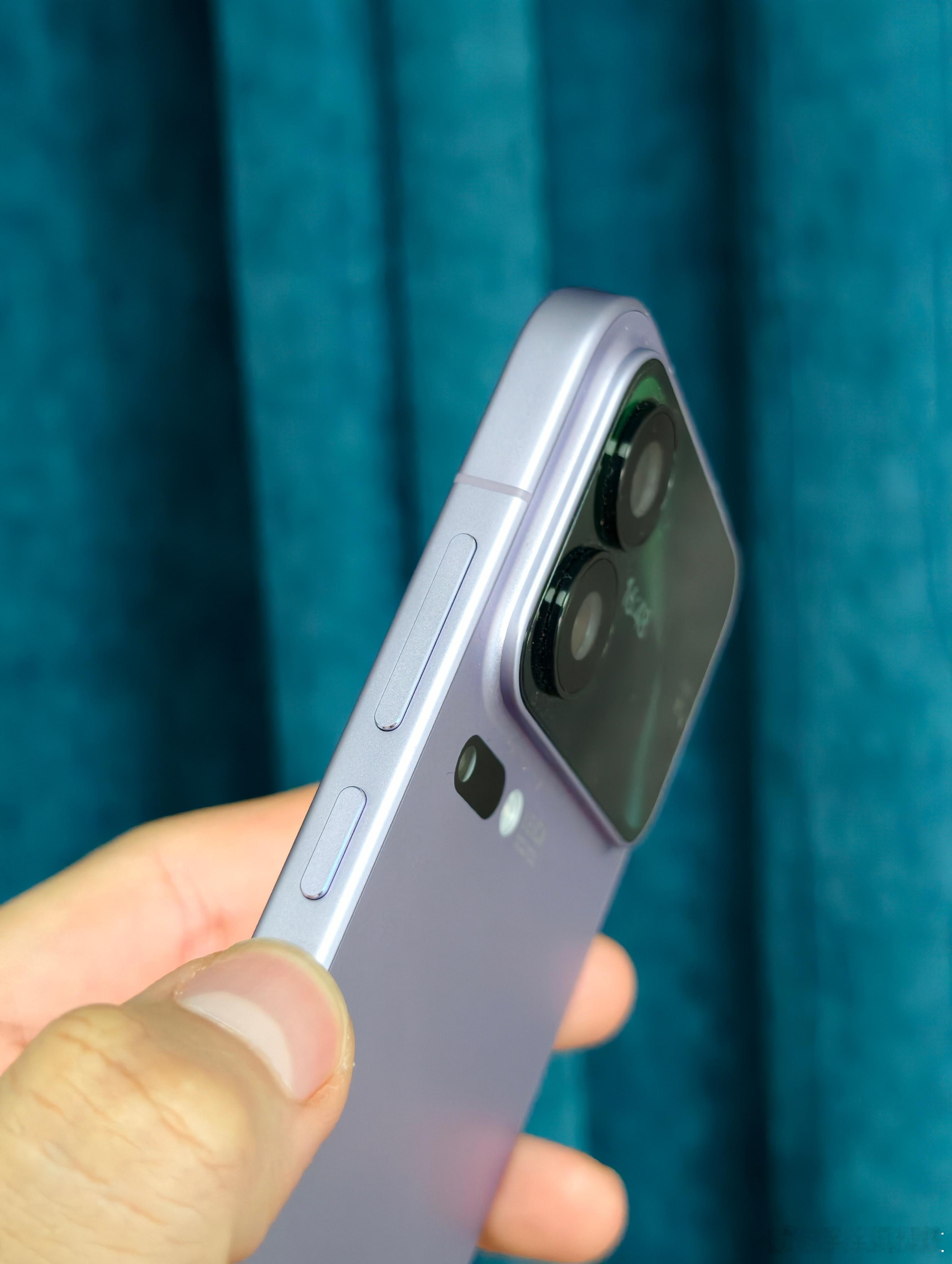 喜欢背屏或者创新体验的用户，强烈建议可以尝试下米17 Pro系列，背屏设计不仅辨