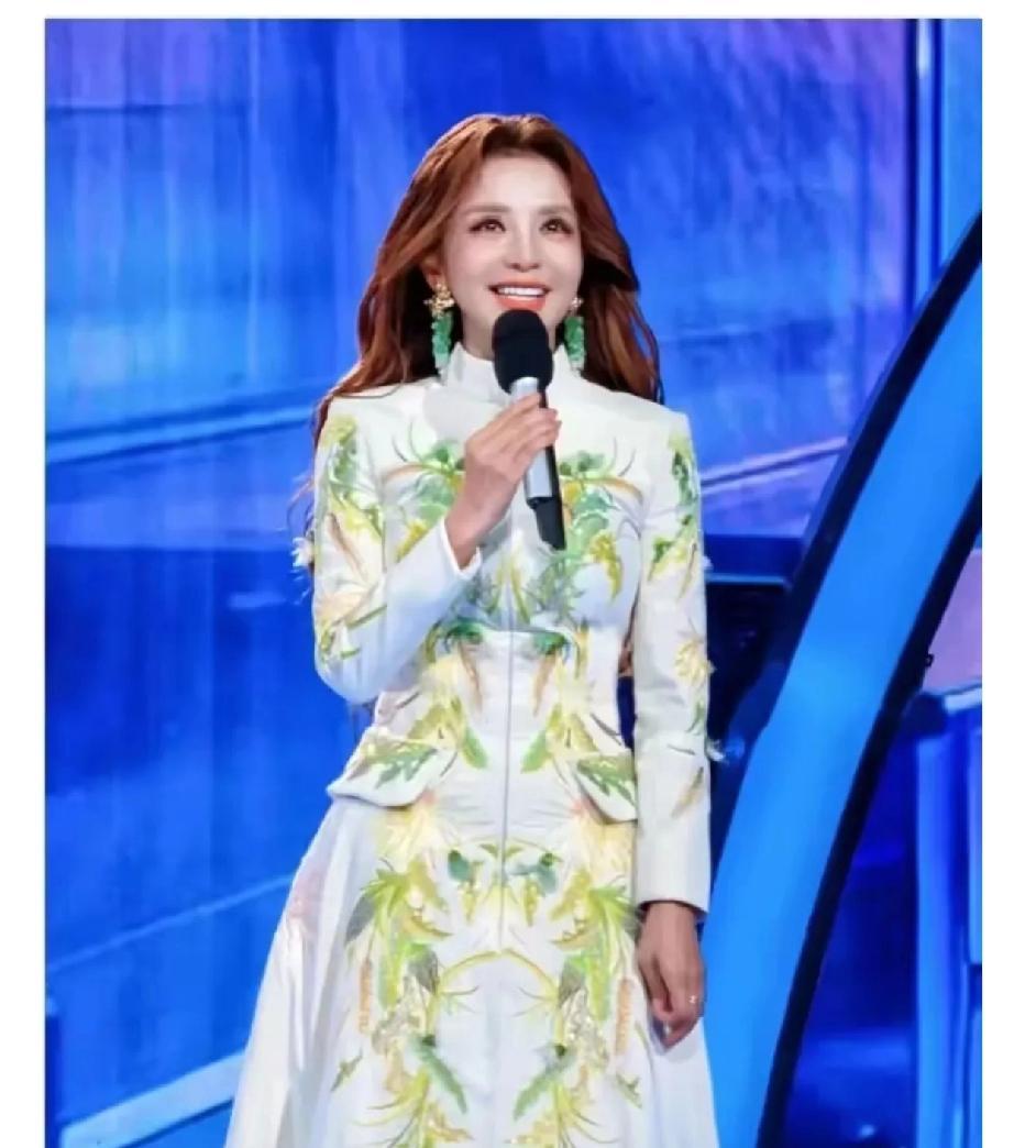 她仰起脸看天的每个瞬间，都在引爆弹幕。
不是因为忘词，是舞台头顶悬着整场晚会的神