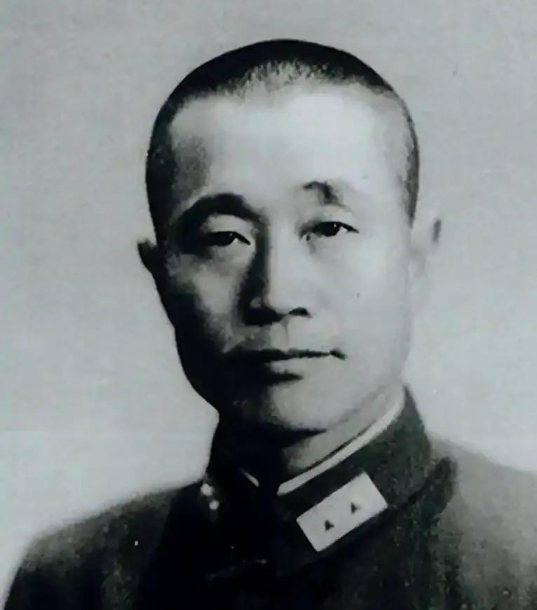 1949年1月11日，被俘的杜聿明被押到一处村庄，我军给他端上了红烧牛肉，马肝烧