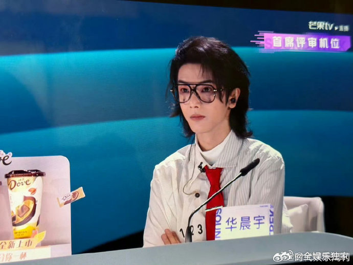 谁还没看华晨宇的直拍？响应网友建议新增的机位，把他认真记录、精准点评的模样拍得清