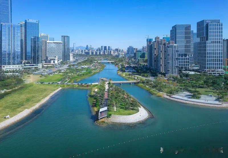 就在新政落地首日，深圳同步挂牌两宗核心区域优质宅地，一块位于前海桂湾，一块位于南