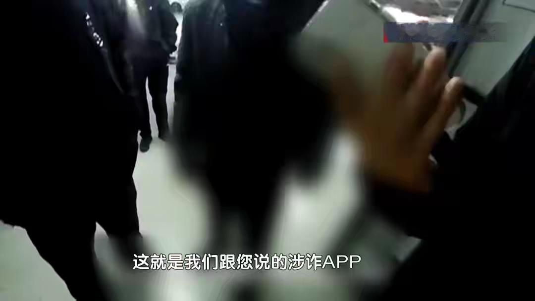 北京，一60岁大爷看金价涨的厉害，拿着180万，带着女儿直奔金店，要买黄金进行珍