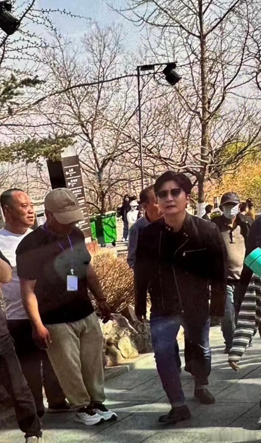 这两天杏梅花简直就是大孤山的真顶流！山脚是花铺开，中间是人流在走，后面是山体在撑