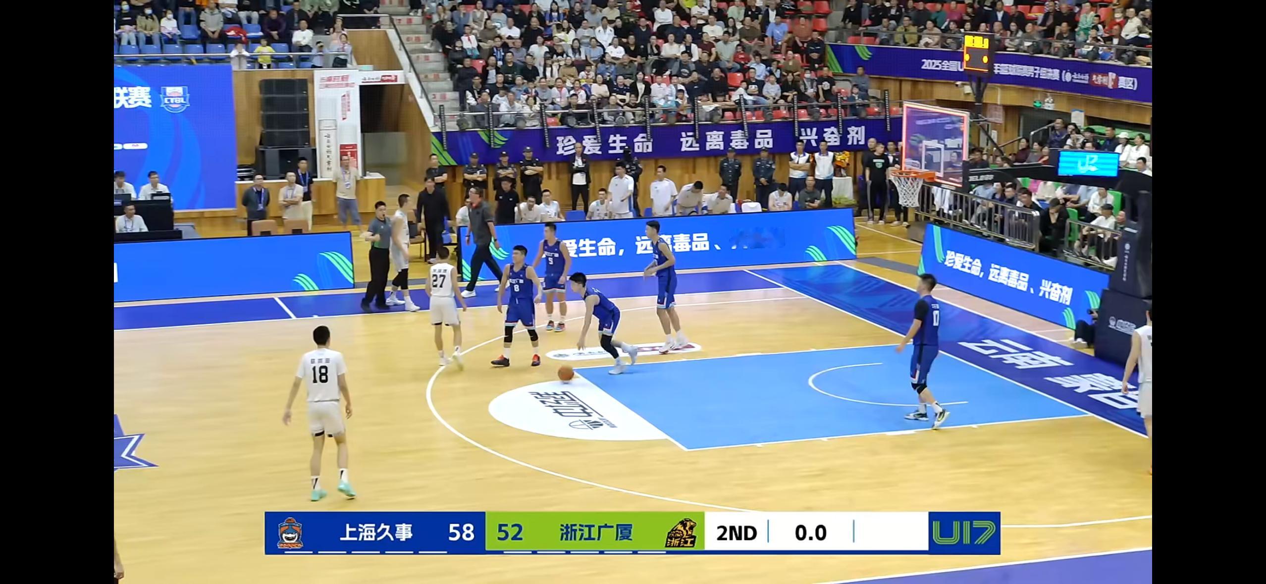 上海久事半场58比52领先浙江广厦，在内线和对抗不占优势的情况下，球队通过耐心的