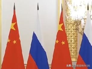不同于刻板的流程化互动，双方的交流里，少了刻意的客套，多了几分老朋友般的松弛感。