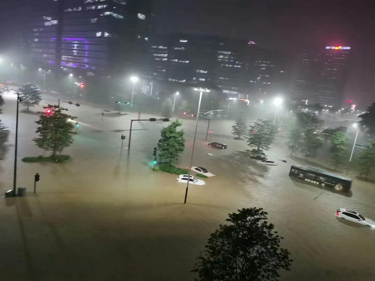 台风海葵携带的水汽来势汹汹，今天深圳暴雨持续，从当地网友发布的照片来看，内涝情况