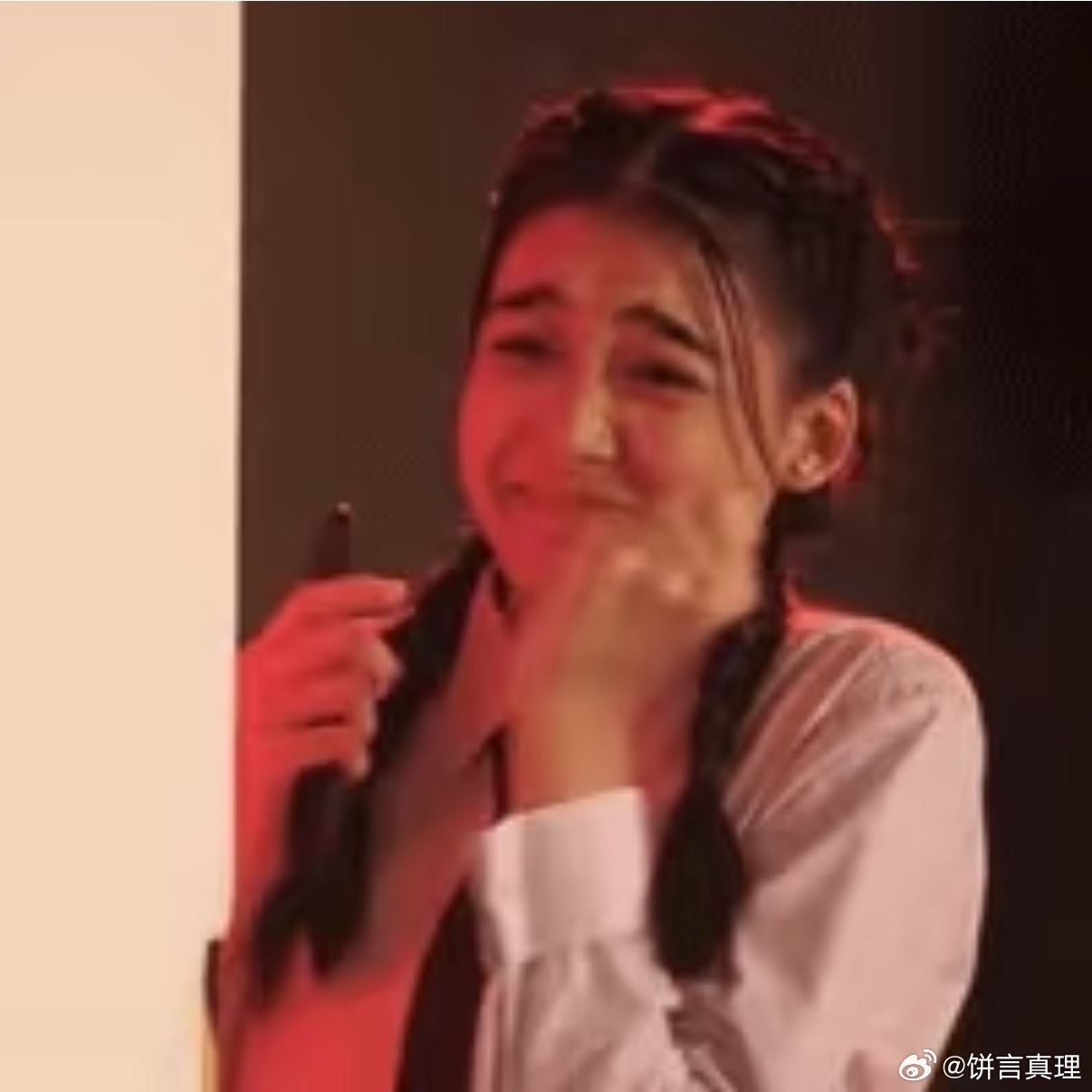 有人注意到这个夹杂着一堆红色爱心的字幕吗这个春天和苏新皓一起温柔陪伴