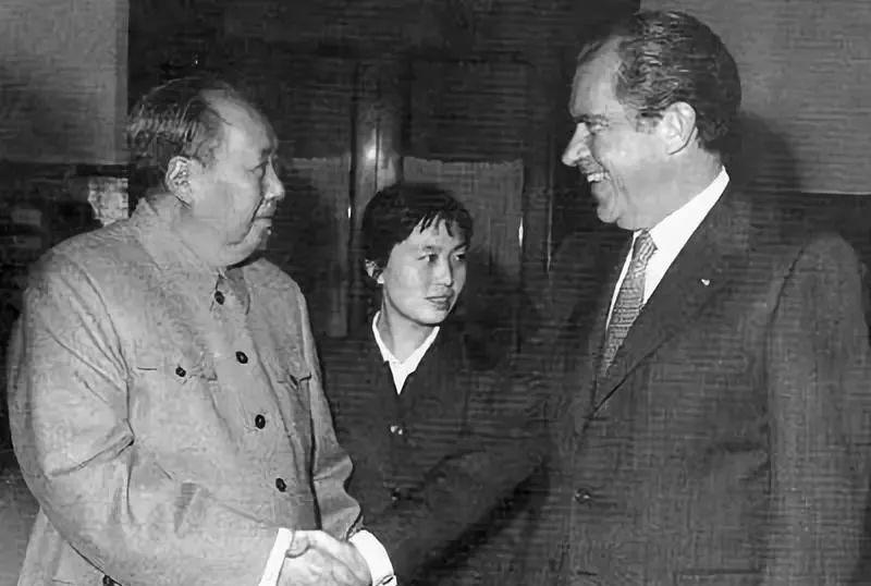 唐山大地震之后，毛主席在临终前不顾护士多次劝阻，依然毅然决然地坚持处理国家工作