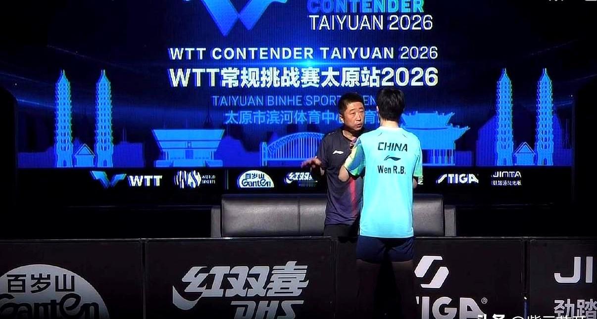 前三局乱成一锅粥时，徐辉按下暂停，话不多，刀口直指要害：先把心稳住；吉村发球有两