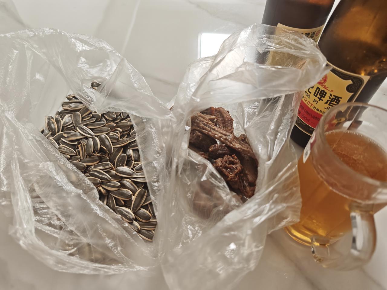 宅家小确幸：零食、啤酒和阳光的完美组合！🍿🍻🌞