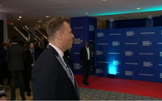 实打实发生在美国的闹剧，一个超高级别的晚宴，主持人私下唠嗑说安保差到不如放个稻草