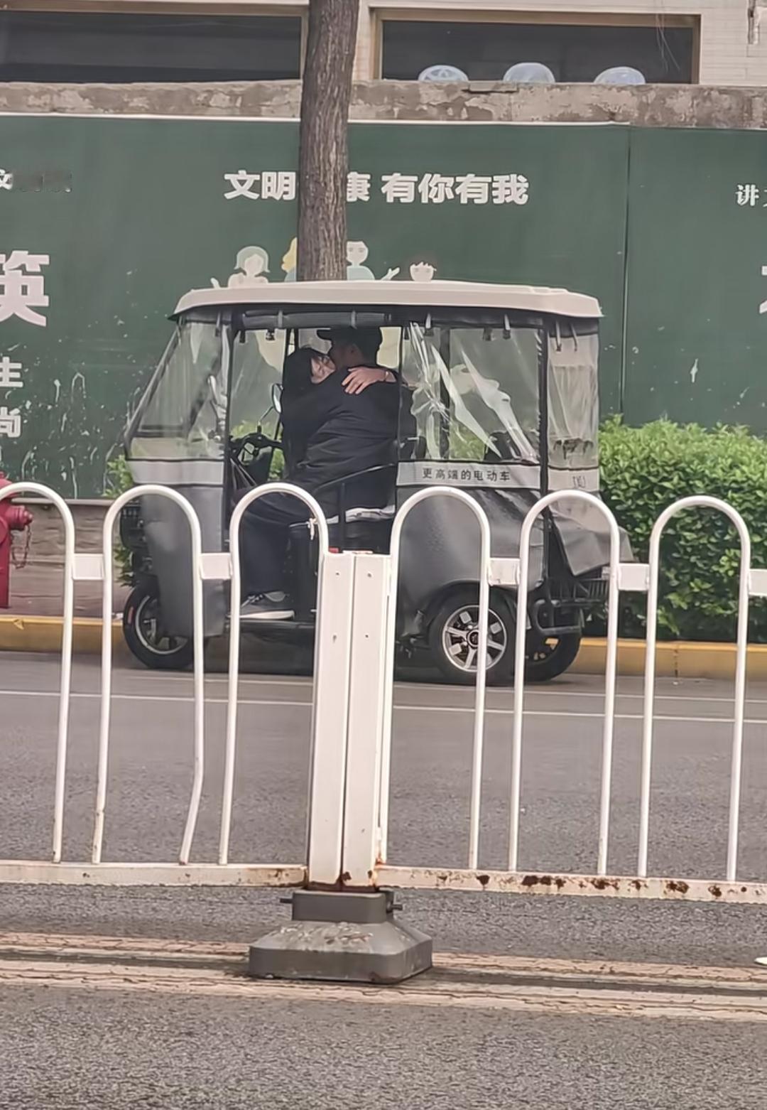 老年人在热恋中，比年轻人都激烈，就这么水灵灵的在大街上搂搂抱抱。
不知道这是不是