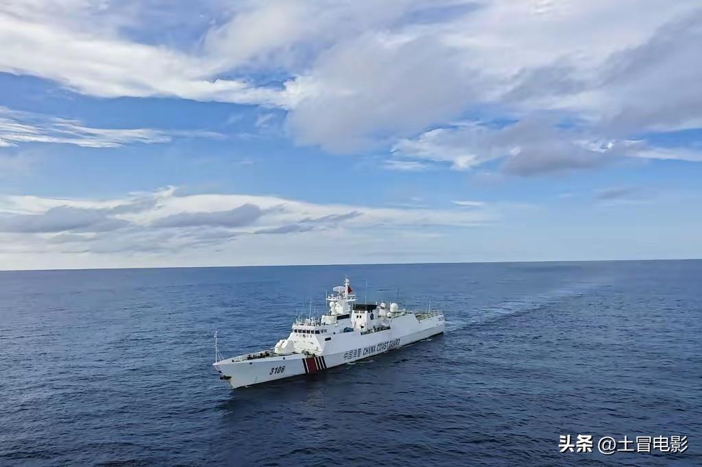 黄岩岛，中方直接双管齐下。
 
一路是中国海警的执法巡查，覆盖黄岩岛领海及周边区