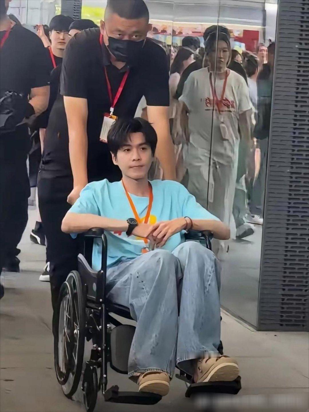 网友逛街偶遇张若昀坐轮椅被工作人员推着走 都瘦成纸片人了 