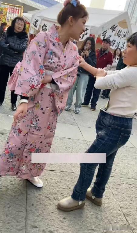 “你脱我就脱”！圣诞节这天，贵阳的一个闹市街头，一名年轻女子穿和服，叼着小烟吃小