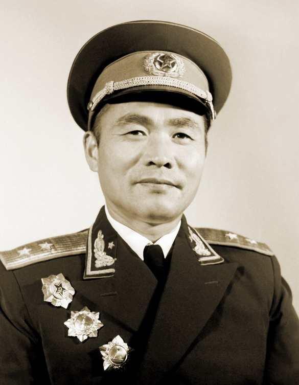 1949年，一个解放军军长回乡探亲，亲娘就在眼前，可他却不敢相认，还撒谎说：“大
