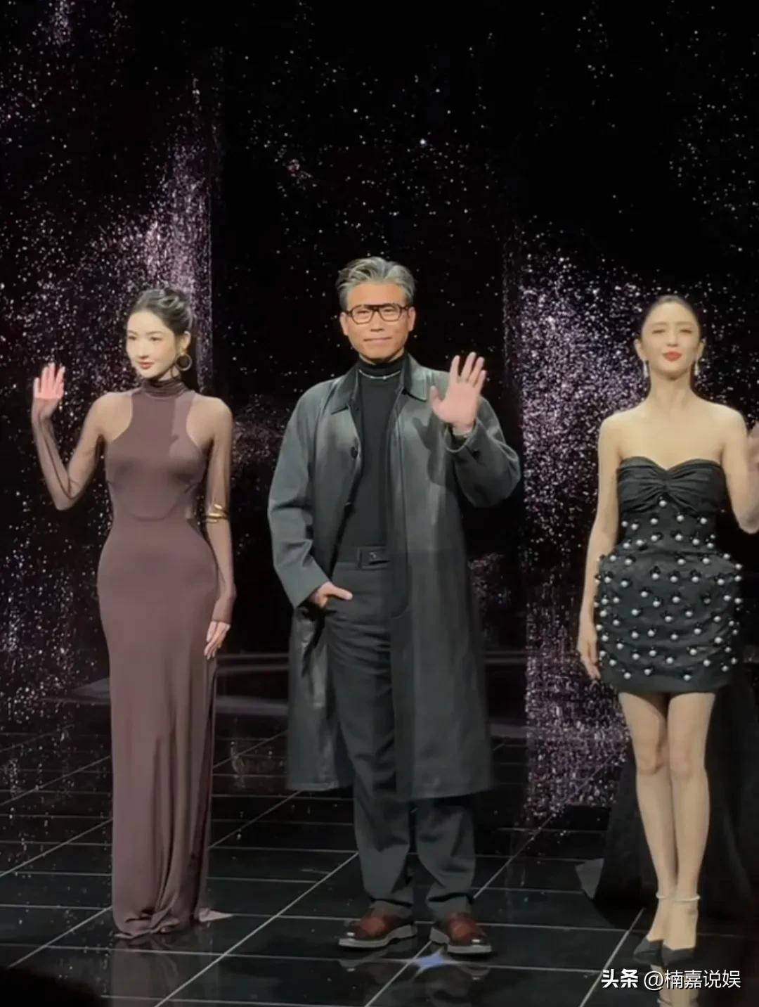 王玉雯和李乃文，佟丽娅同框参加活动微博之夜。
42岁的佟丽娅肤白美貌我不奇怪，她