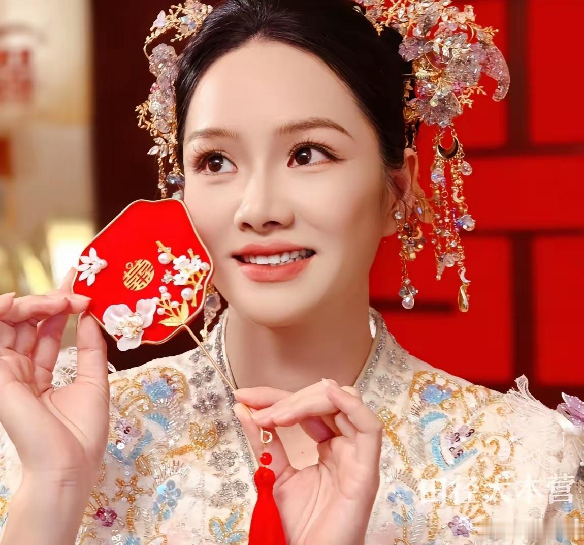 百米飞人韦永丽与国家队队医王雅伦广元完婚7月29日，亚洲女子百米广西名将韦永丽与