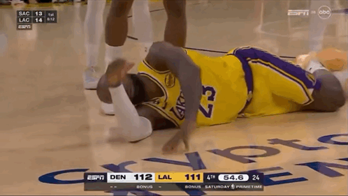 让人感动啊！42岁的詹姆斯鱼跃救球，堪似当日罗德曼！