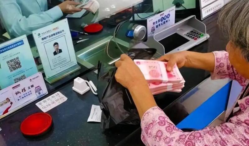 大家发现没二三十万存款存够二三十万的人花钱反倒是格外反拘谨就连吃喝样样都要对比价
