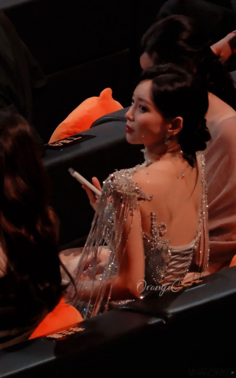 于文文 幸好不是脸先着地于文文微博之夜回应演出昏倒姐姐领奖时一句“别脸先着地”的