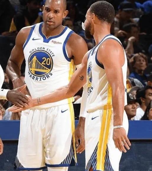 霍福德终于不用再防库里了，现在成了队友，他说的话信息量巨大。
“库里每次跑动都能