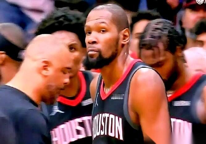 前面扔了11个三分，只进了一个。
就这手感，冰得跟西伯利亚的冬天似的。
然后，比