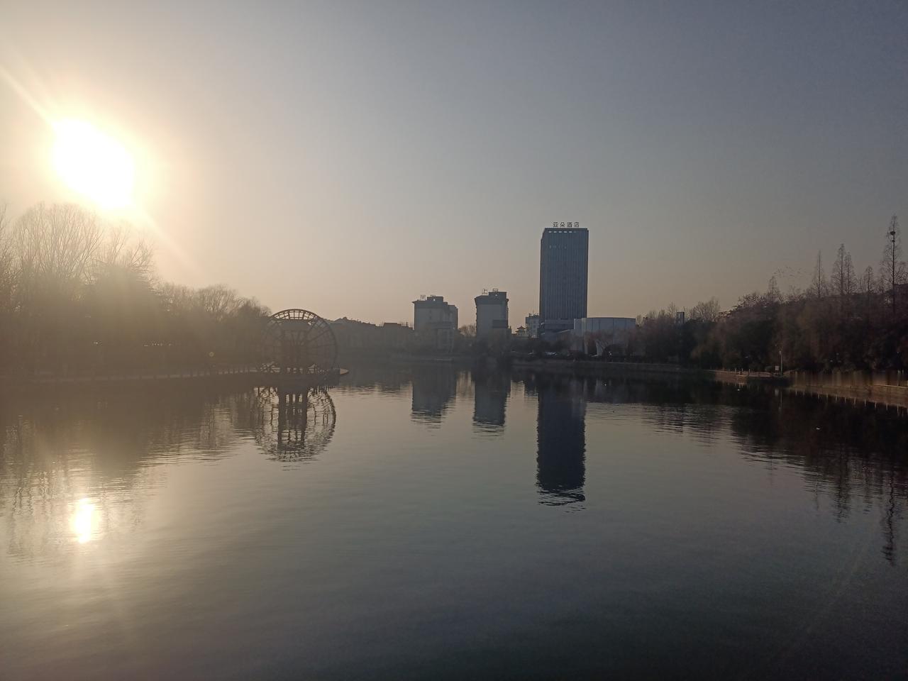 2月14日腊月二十七天气晴朗，气温融合。夕阳无限好！（图片来源：老山兰京杭大运河