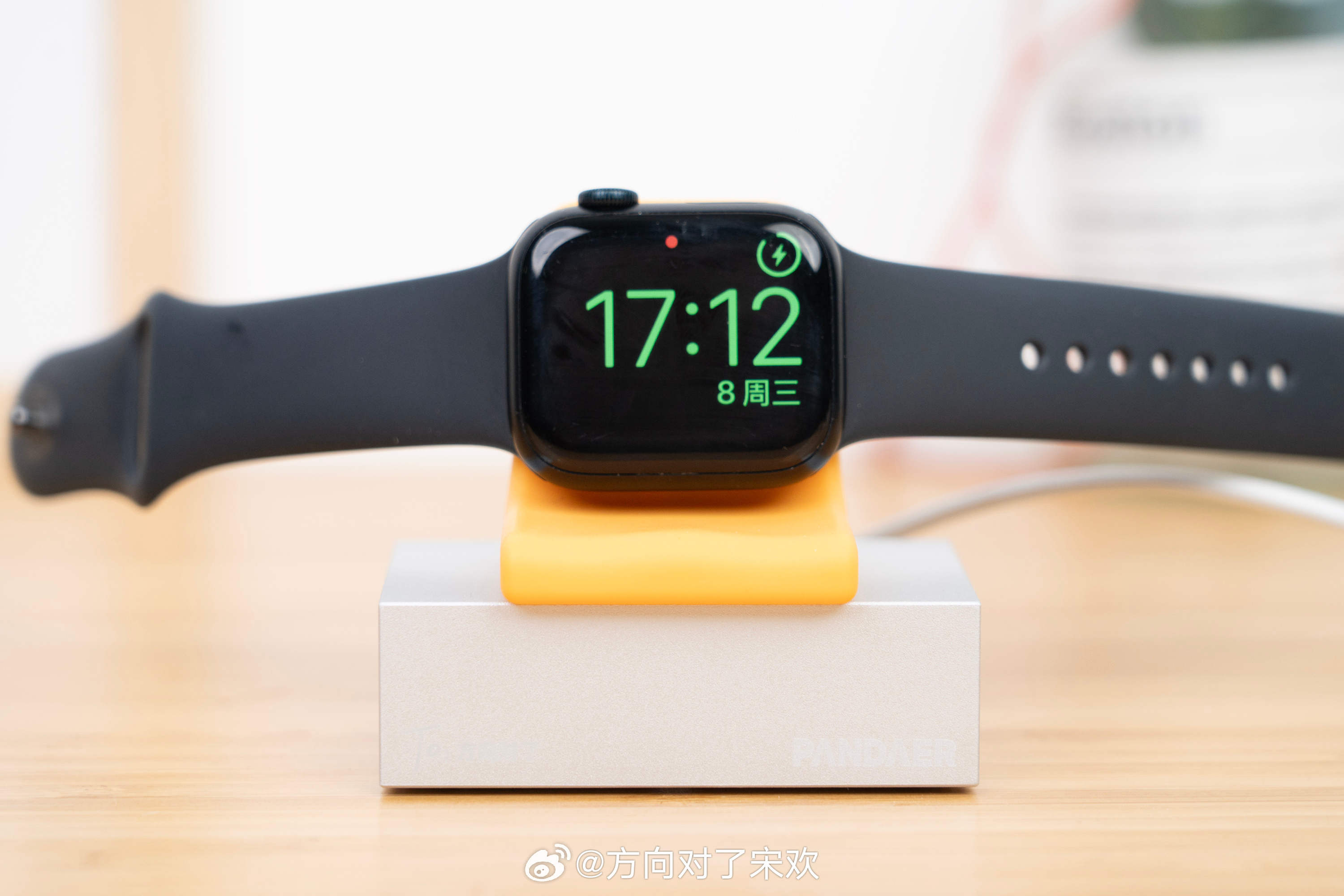 给智能手表党推荐个实用小玩意，PANDAER 这个小黄椅充电底座真的挺有意思，看