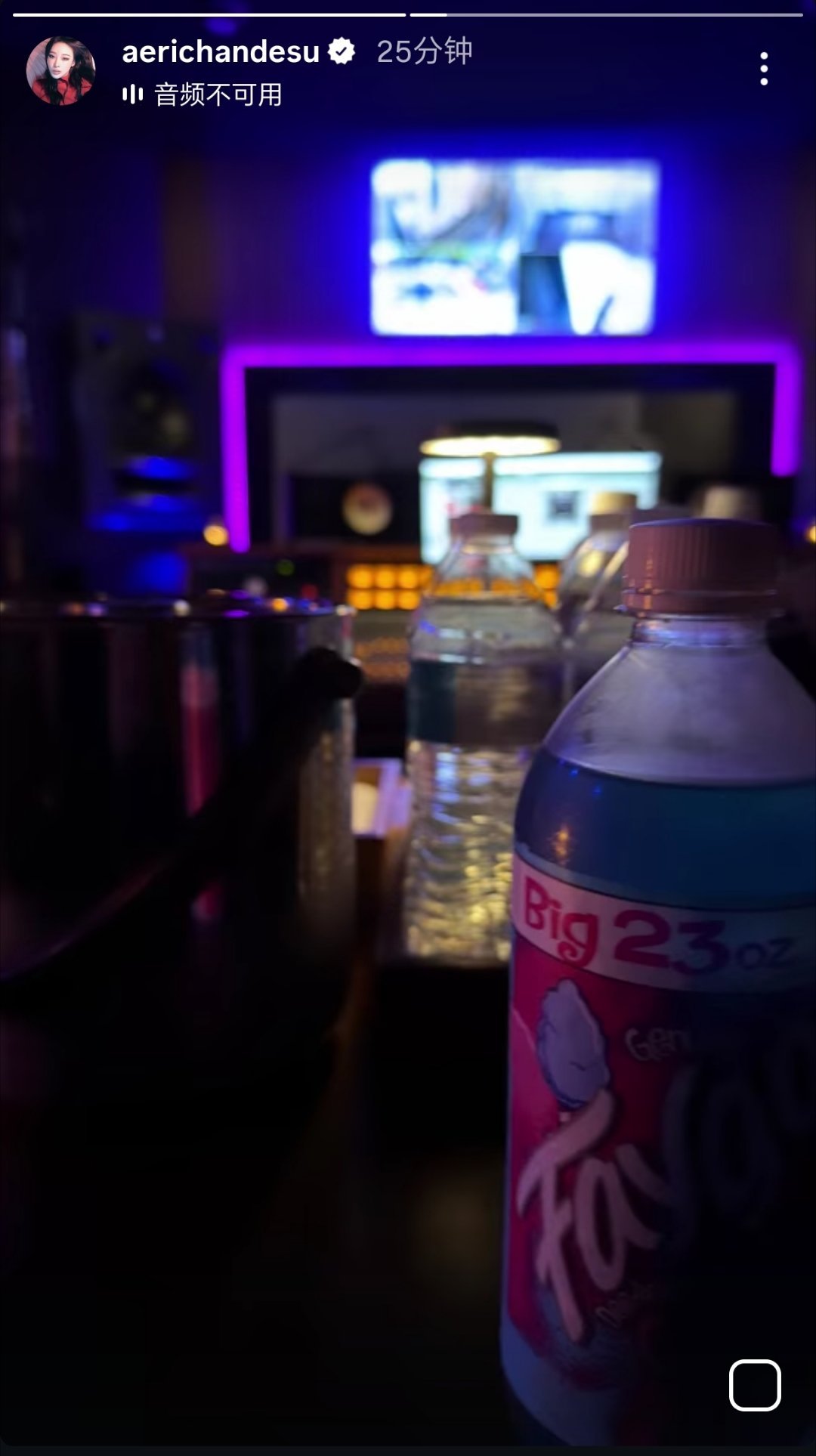 在玩手坤你发条泡泡啊！ 
