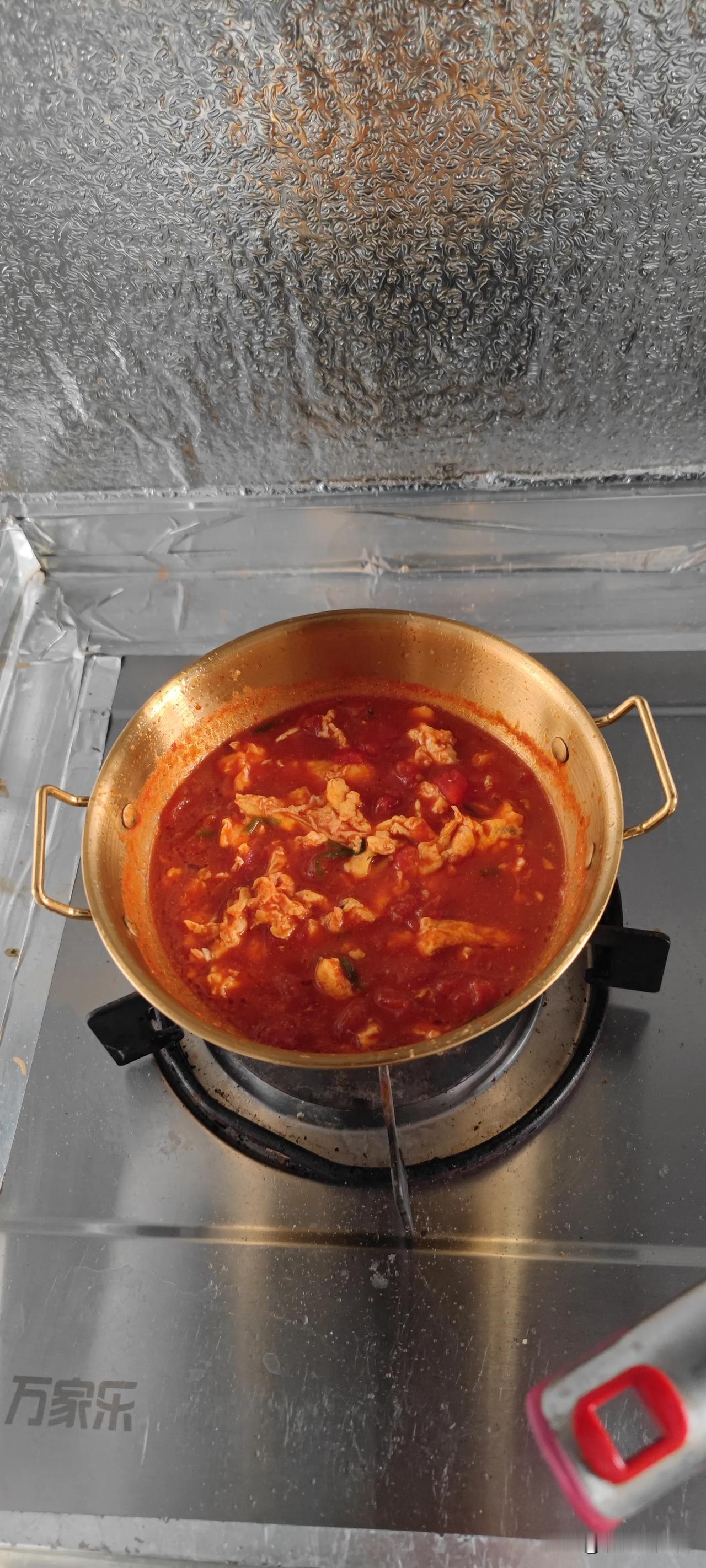 老伴儿拿出一个新生事罐头说想喝西红柿鸡蛋汤，我说更想吃西红柿炒鸡蛋。 如果说吃饺