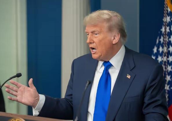 要我说，特朗普这么着急将电话打到中国，其背后所代表的含义恐怕并不简单。
2月4日