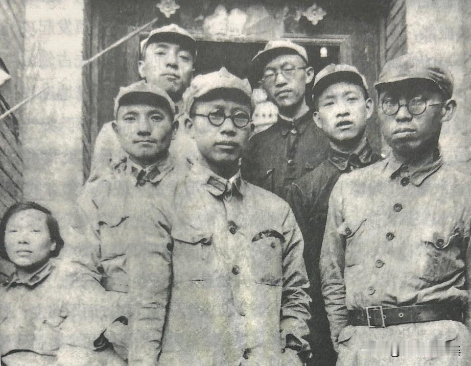 1936年，黄克诚（右三）在陕北与罗荣桓（右一）、杨尚昆（右五）、陆定一（右四）