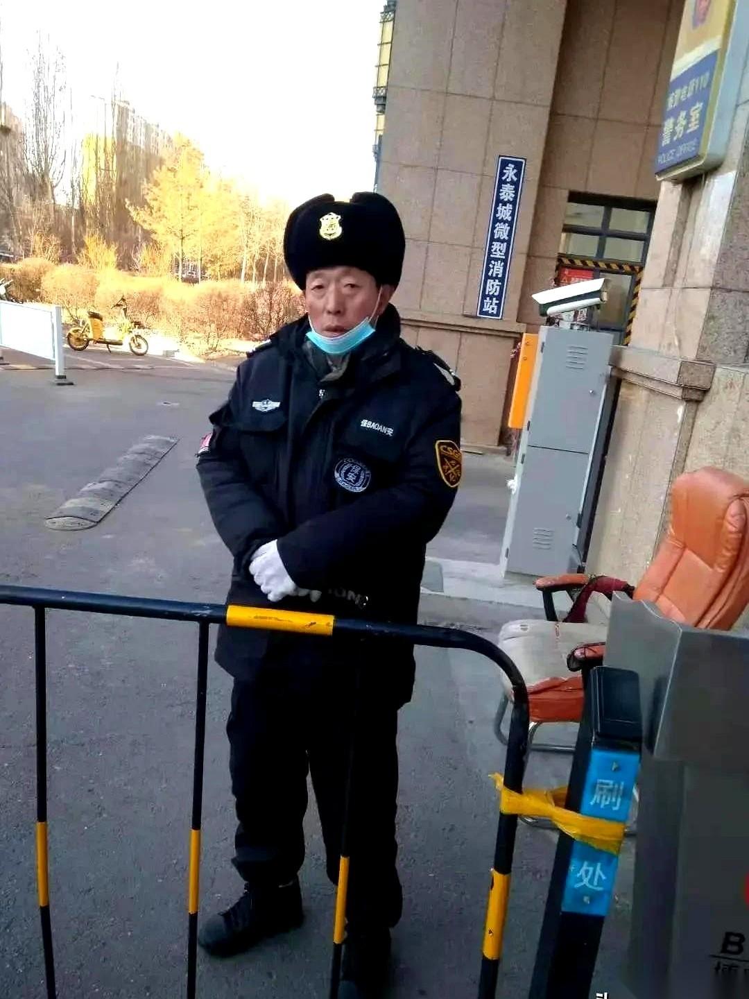 在西安一个产业园门口，我跟保安大哥递了根烟，闲聊。
大哥五十来岁，穿着大一号的制