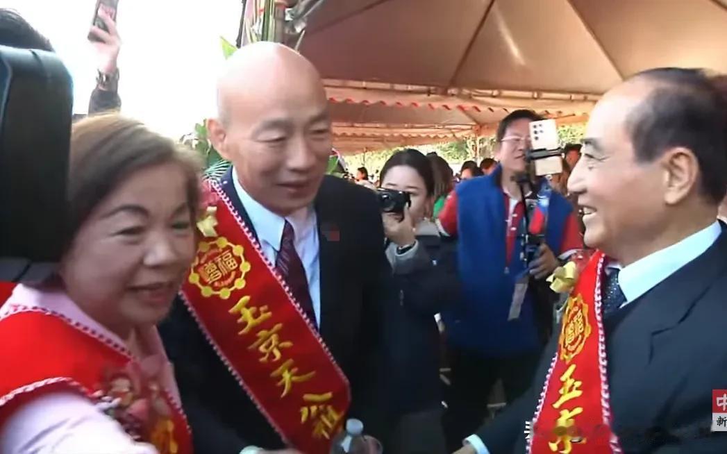 江启臣尴尬了，别人在台上忙得团团转，他只能坐在一边干瞪眼，因为36名剪彩嘉宾名单